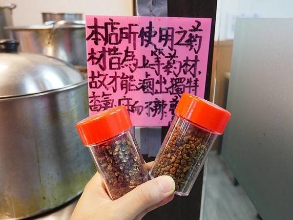 老三品雞腳-台北石牌站滷味  躲在陳季炸雞後方的紅滷  花椒