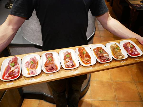 狸小路燒肉館 基隆廟口年老店燒肉吃到飽 這邊也能吃到超夯八色烤肉 而且不是肥肥的五花肉 可以同桌不同價超特別
