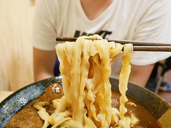 集英會牛肉麵館-中壢高人氣牛肉麵，隱身中原夜市巷弄內依舊高朋