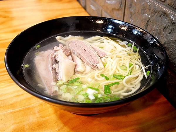 大里享珍鵝肉冬粉，淋湯汁的鴨肉飯鹹香濕潤超好吃比麵更厲害，還