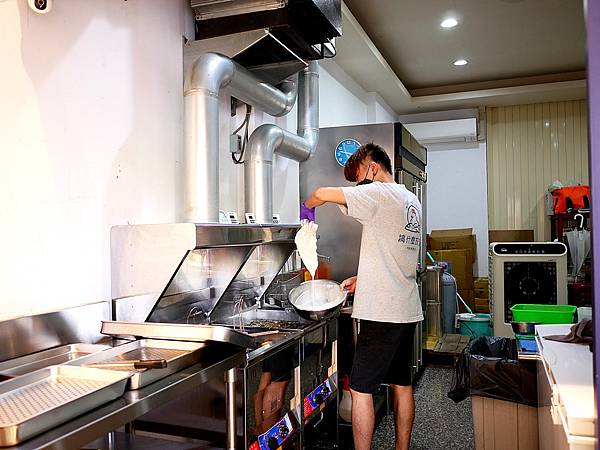 搞什麼灰雞-台中大里炸雞桶，以溫體雞肉製作相當多汁，脆皮麵衣