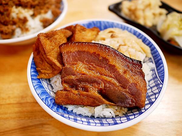 林記飯館-台中大里滷肉飯便當，滷肉肥瘦自己選，大塊又入味的軟