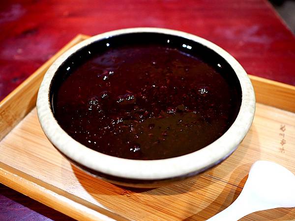茶古利-台中大里甜湯店，燒仙草、紫米粥料多不甜膩，古早味仙草