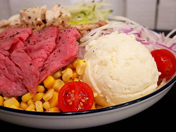 快餐慢食自選沙拉-台中大里繽紛輕食，20多種食材8款醬汁自由