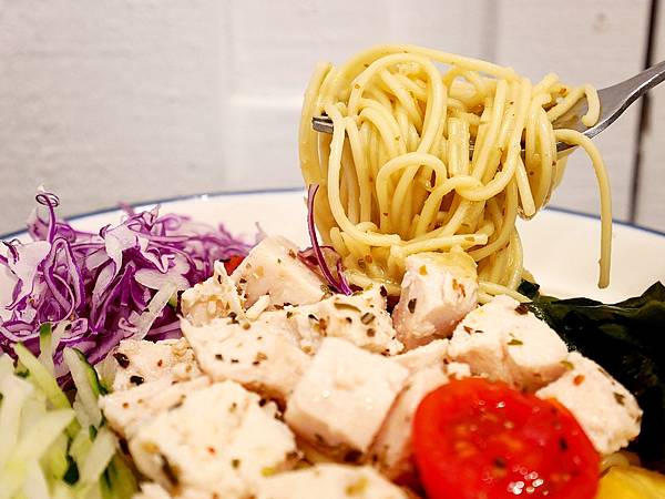 快餐慢食自選沙拉-台中大里繽紛輕食，20多種食材8款醬汁自由