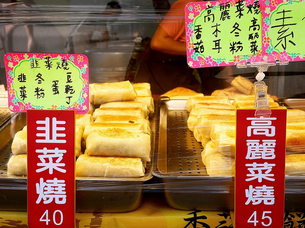 老北京蔥花燒餅王-台中市場美食，現擀的Q彈麵皮包入滿滿蔥花，