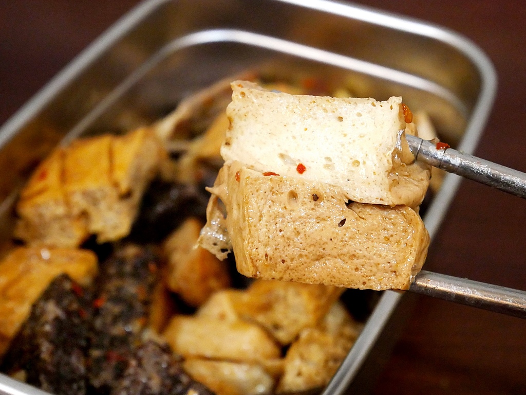 陳記1358辣脆腸-台中大里冷滷味，搭配滿滿酸菜的辣脆腸好涮