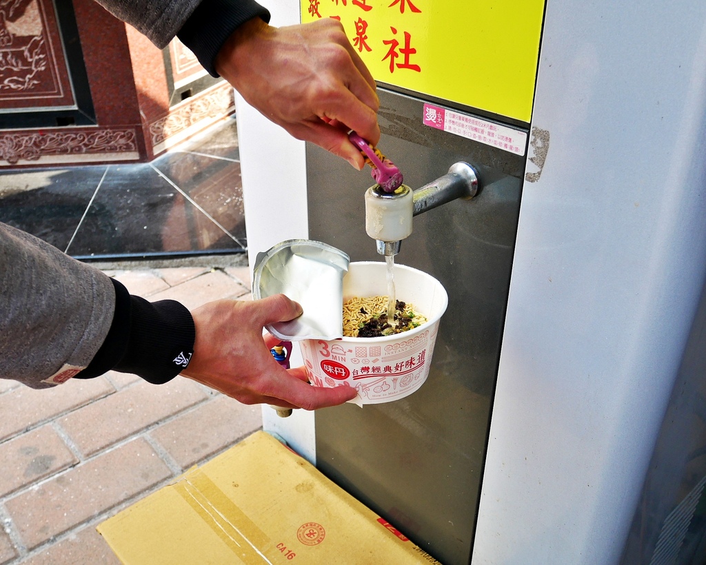 福榕宮-彰化芬園泡麵土地公，來參拜求發財金，還能在神木下大啖