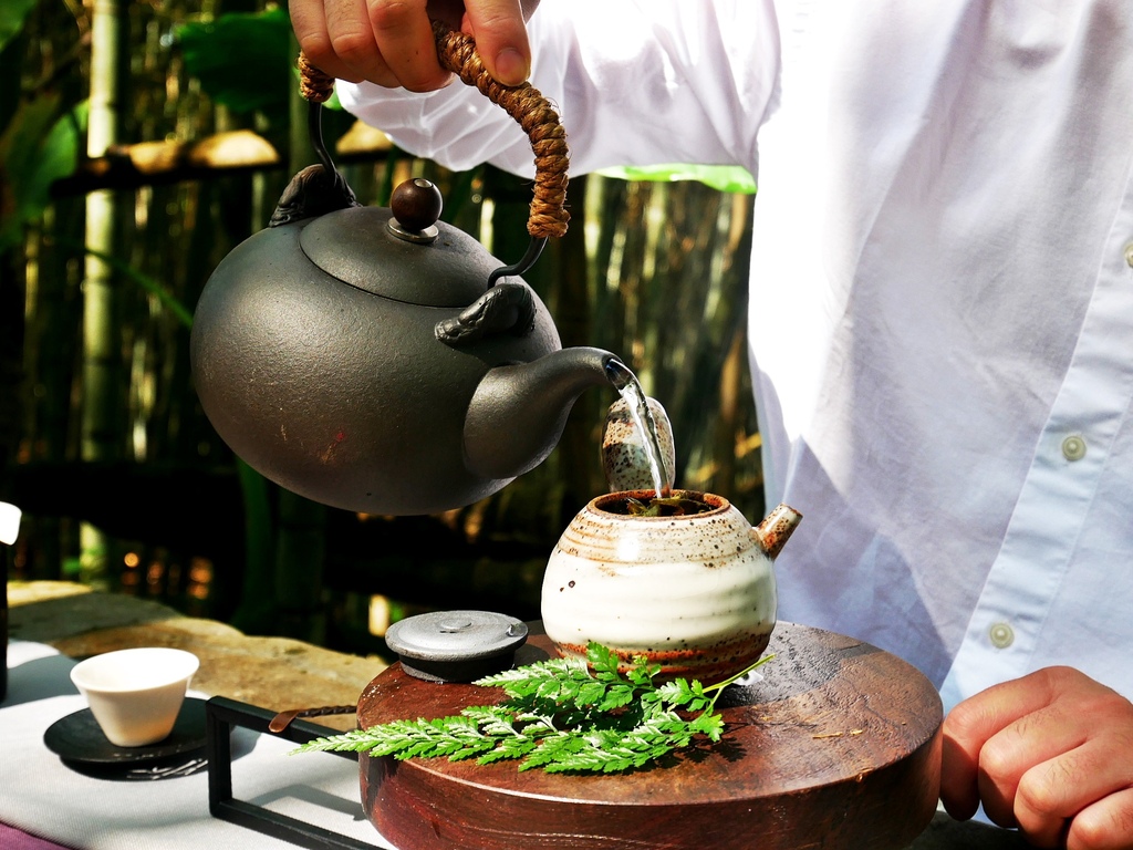 竹林茶席-嘉義瑞里秘境行程，置身竹林的品茶會，請放下手機，來