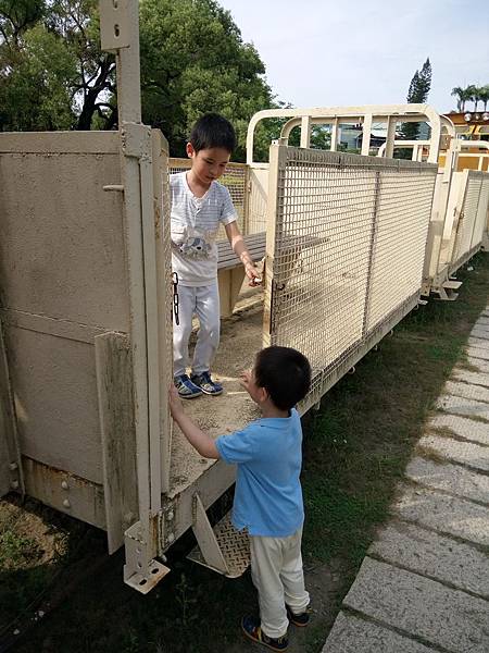 登上貨車廂，孩子覺得非常有趣