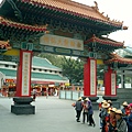 vendors in front of Won tai sin temple