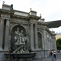 外面則有多瑙噴泉danubius fountain by Meixner