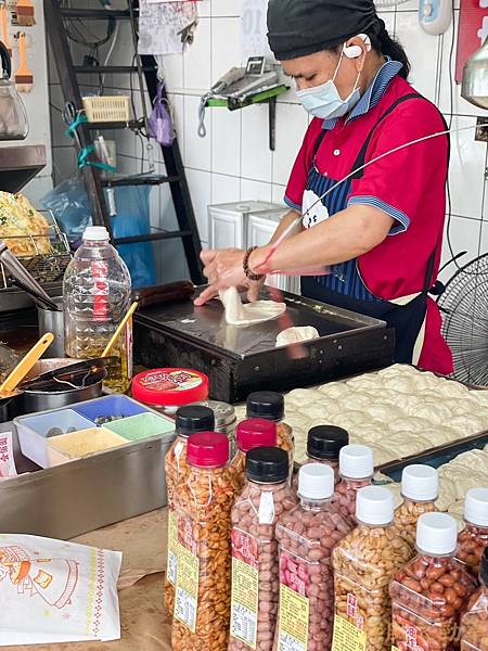 宜蘭美食│阿嬤蔥油餅│超人氣排隊蔥油餅(大家都人手一袋)