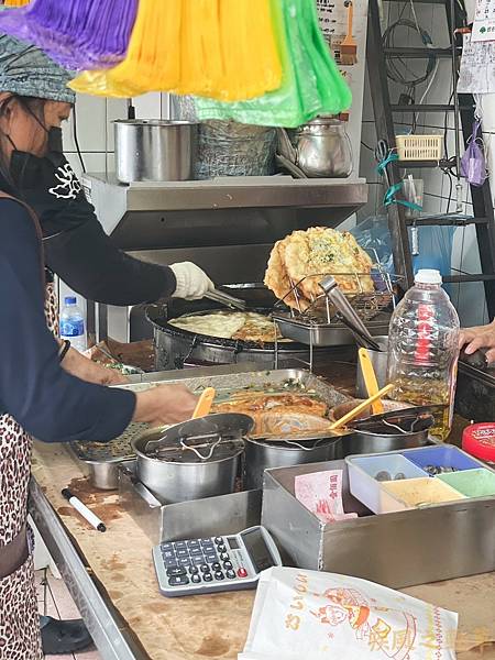 宜蘭美食│阿嬤蔥油餅│超人氣排隊蔥油餅(大家都人手一袋)