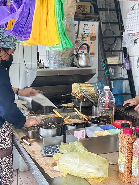 宜蘭美食│阿嬤蔥油餅│超人氣排隊蔥油餅(大家都人手一袋)