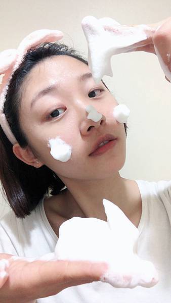 【京都舞妓】金木犀濃密泡沫潔膚皂 京都限定販售,收斂毛孔的胡蘿蔔梗及淨白的甘草萃取物等成分。細緻保濕、絲綢般綿密的泡沫,柔滑洗淨肌膚,天然的桂花香氣,增加人際關係UP! UP!