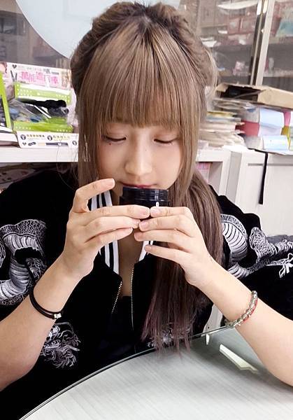 京都限定販售,金木犀花萃取及乳木果油、角鯊烷、棕櫚油等保濕成分,清新的金木犀-桂花香味,濃潤滑順質地好吸收,適用各種膚質,預防手及腳部乾燥龜裂,使肌膚保濕潤彈。 【京都舞妓】金木犀防乾裂乳霜