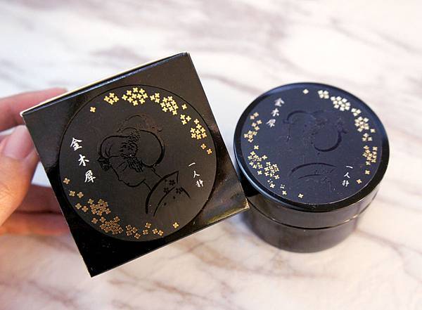 京都限定販售,金木犀花萃取及乳木果油、角鯊烷、棕櫚油等保濕成分,清新的金木犀-桂花香味,濃潤滑順質地好吸收,適用各種膚質,預防手及腳部乾燥龜裂,使肌膚保濕潤彈。 【京都舞妓】金木犀防乾裂乳霜
