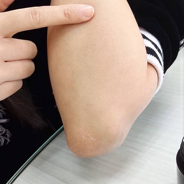 京都限定販售,金木犀花萃取及乳木果油、角鯊烷、棕櫚油等保濕成分,清新的金木犀-桂花香味,濃潤滑順質地好吸收,適用各種膚質,預防手及腳部乾燥龜裂,使肌膚保濕潤彈。 【京都舞妓】金木犀防乾裂乳霜