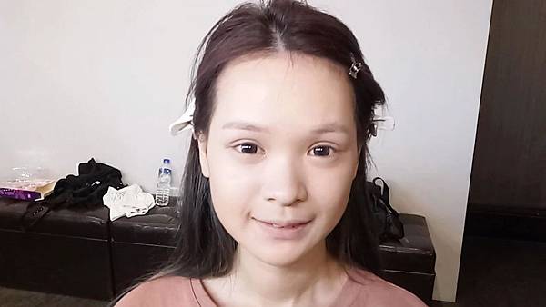 【E‧Heart】單面定型隱形雙眼皮貼(膚色132枚) 高透氣、黏性佳,防水,流汗也不怕!不反光、超自然的膚色單面雙眼皮貼布,好上妝,再也不用擔心貼了雙眼皮貼無法畫眼妝。想改變無神的單眼皮或內雙嗎?再厚重的眼皮,也能輕鬆撐起,持久不脫落。長期使用還能使雙眼皮定型,讓雙眼立體,深邃有神!