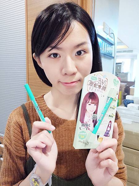 YourHeart強力推出,防水、防汗!讓眉型更自然俐落!超持久,維持一整天完美眉毛,不怕成為缺眉人!速乾特性,讓化妝時間更省時。 【YourHeart】24H不掉色防水液態眉筆(咖啡色)