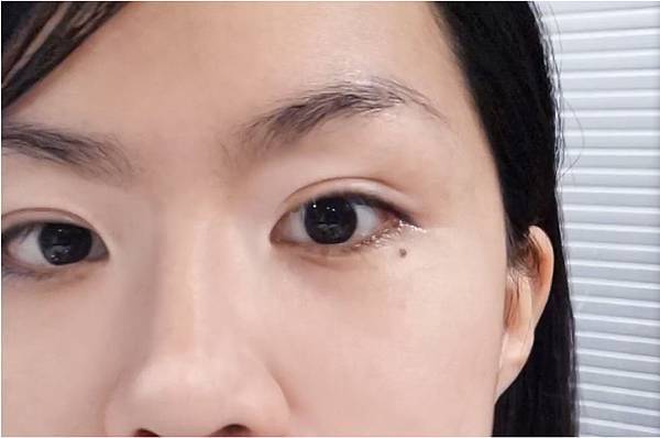 YourHeart強力推出,防水、防汗!讓眉型更自然俐落!超持久,維持一整天完美眉毛,不怕成為缺眉人!速乾特性,讓化妝時間更省時。 【YourHeart】24H不掉色防水液態眉筆(咖啡色)