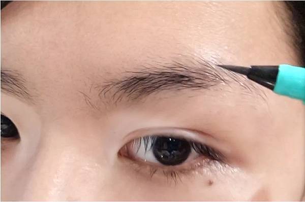 YourHeart強力推出,防水、防汗!讓眉型更自然俐落!超持久,維持一整天完美眉毛,不怕成為缺眉人!速乾特性,讓化妝時間更省時。 【YourHeart】24H不掉色防水液態眉筆(咖啡色)