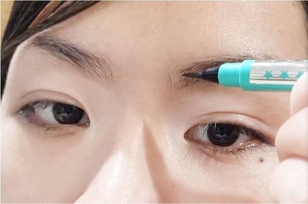 YourHeart強力推出,防水、防汗!讓眉型更自然俐落!超持久,維持一整天完美眉毛,不怕成為缺眉人!速乾特性,讓化妝時間更省時。 【YourHeart】24H不掉色防水液態眉筆(咖啡色)