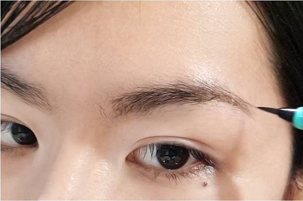 YourHeart強力推出,防水、防汗!讓眉型更自然俐落!超持久,維持一整天完美眉毛,不怕成為缺眉人!速乾特性,讓化妝時間更省時。 【YourHeart】24H不掉色防水液態眉筆(咖啡色)