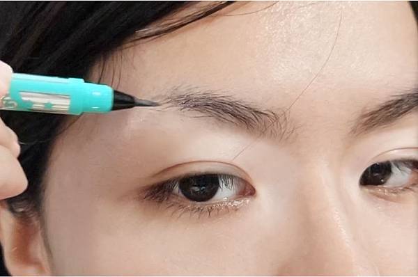 YourHeart強力推出,防水、防汗!讓眉型更自然俐落!超持久,維持一整天完美眉毛,不怕成為缺眉人!速乾特性,讓化妝時間更省時。 【YourHeart】24H不掉色防水液態眉筆(咖啡色)