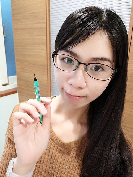 YourHeart強力推出,邀請日本來自魔界的美少女-椎名光和網路人氣美女-周奕瑜共同代言,防水、防汗!讓眉型更自然俐落!超持久,維持一整天完美眉毛,不怕成為缺眉人!速乾特性,讓化妝時間更省時。 【YourHeart】24H不掉色防水液態眉筆(咖啡色)