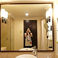 廁所的鏡子超大的