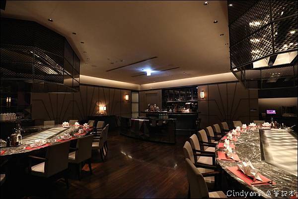 但馬家鐵板燒空間設計以柔和高雅的灰色為基礎色調，大量使用1920-1930年代間Art Deco幾何圖騰線條元素.JPG