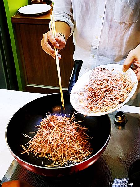 主廚對豆油伯的醬油的特性，做出不同風味的料理。