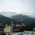 窗外的景色..還在下雨咧~