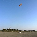 天空出現飛機飛過的痕跡