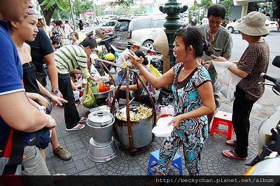 13.1277499124.vendors-outside-ben-thanh-market