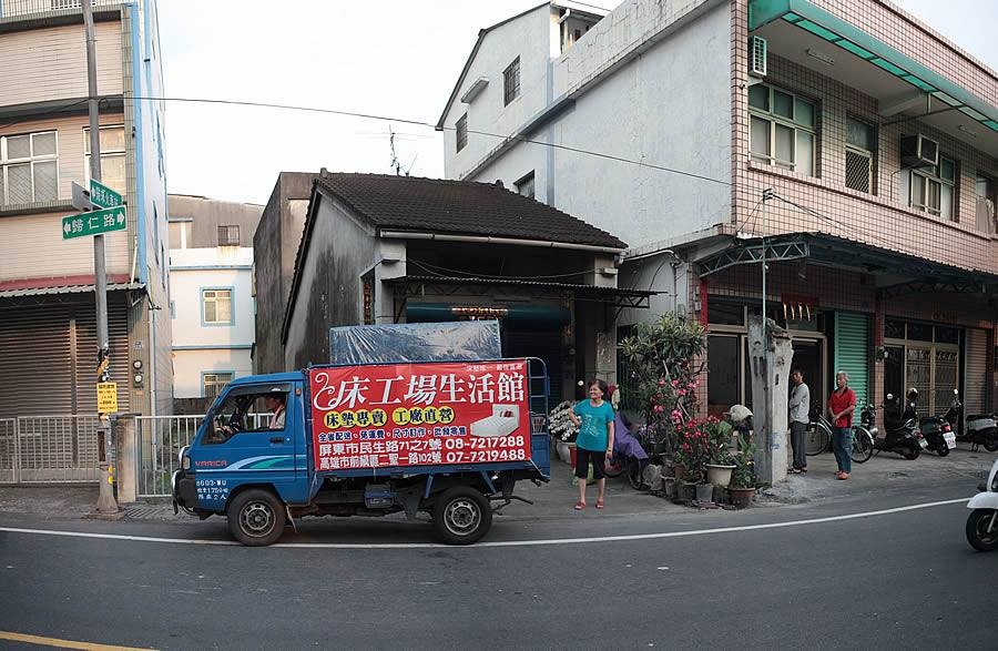 [高雄苓雅區公寓]共19張床墊.床墊家俱共兩大卡車耶,花