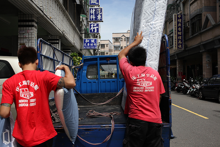 屏東床墊~[跑到晚上]跑高雄屏東的單子,13張床墊,許多傢俱