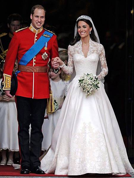 Kate-Middleton-Alexander-McQueen-Sarah-Burton-Wedding-Dress-Royal-marriage-500x666.jpg