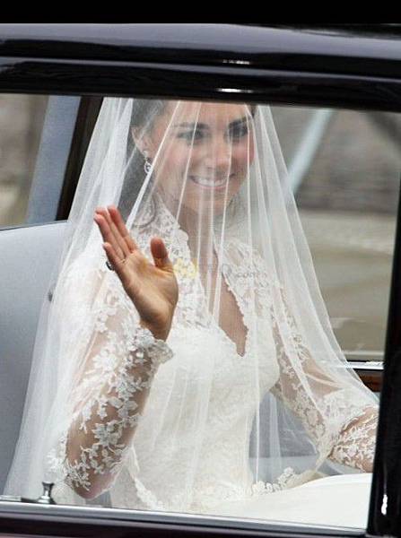 kate-middleton-wedding-dress-sarah-burton-500x672.jpg