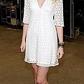 Taylor-Swift-wearing-cowboy-boots-taylor-swift-20432296-200-400.jpg