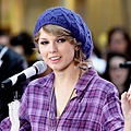 taylor-swift-rock-center-blue-beanie-purple-shirt-fashion.jpg