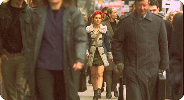 natalie-portman-sidewalk-scene-in-closer.jpg