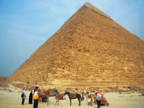 吉薩的金字塔，讓我們每一次仰望，都不禁讚嘆古埃及人的鬼斧神工。（攝影／蔡雯鈞）.jpg