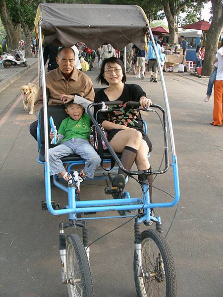 蜜蜂故事館騎四輪車