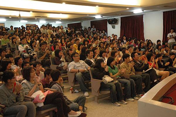 東華大學反應熱烈之塞爆演講廳