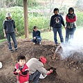28.要點火了,是用稻草喔!.jpg