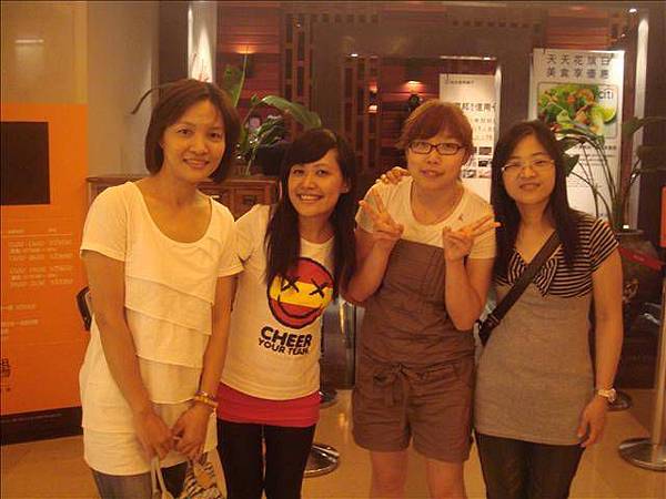 晚上吃泰市場站長老公有情有義也來吃