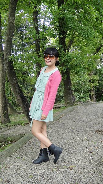 靴子穿起來腿很細,早上下大雨,晚上也下大雨,偏偏一上山就是大太陽